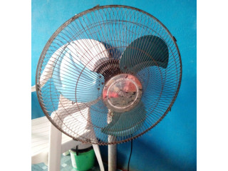 A used fan for sale, it stopped rolling, it needs repair. The coil is still intact.